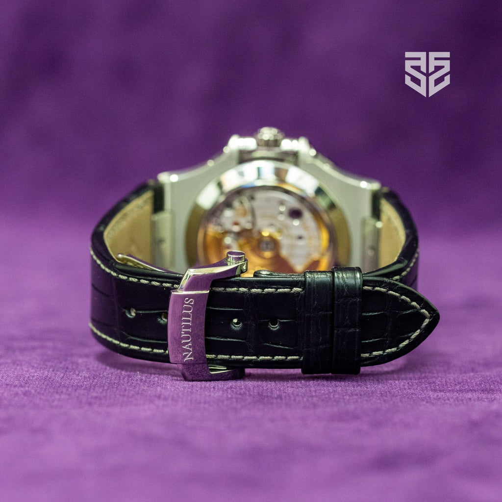 Patek Philippe Nautilus 5726A annual calendar 2022 case profile — The Smiling Second, Melbourne